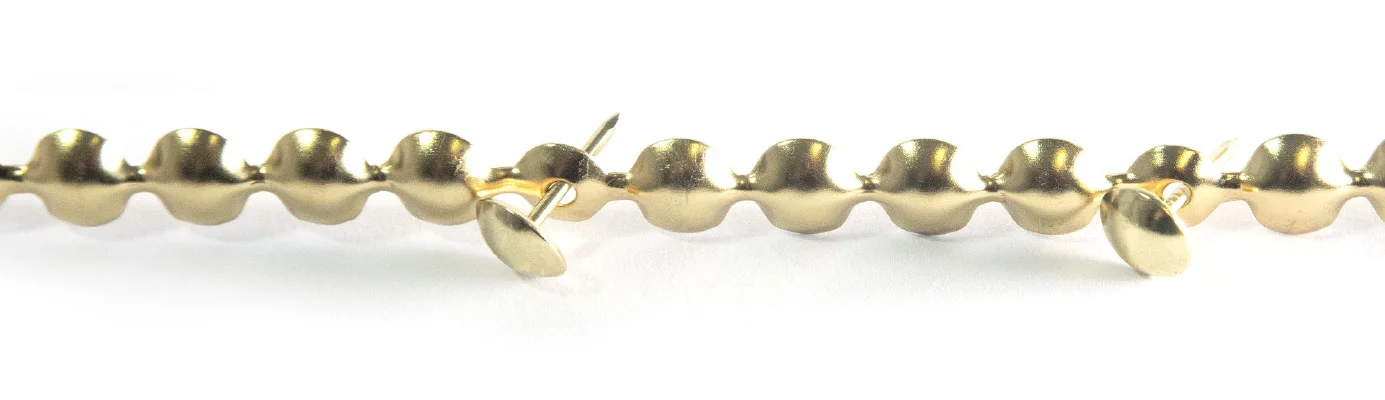 Stud strip in brass-plated iron